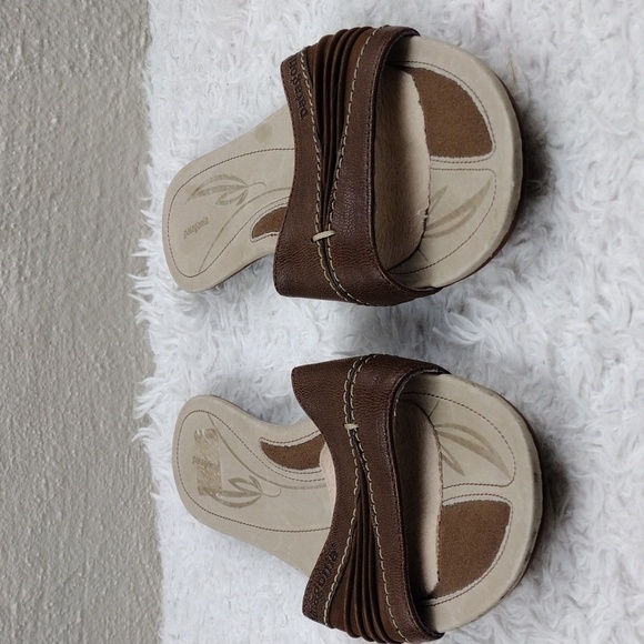 Patagonia Brown Leather Suede Ruching Upper Round Open Toe Slide Flat Sandal - Picture 2 of 16